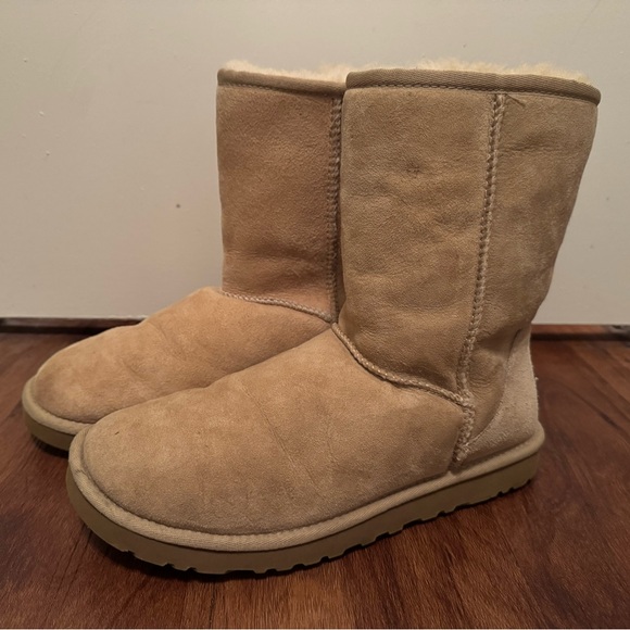 UGG Shoes - UGG Classic Short Boots - Tan Shearling - Size 8